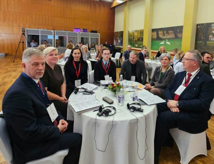 Alantoje vyksta tarptautinis „Besivejančių regionų praktikų forumas“