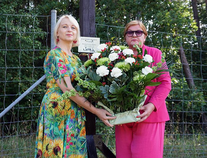 Baltijos keliui atminti - gėlės automagistralėje ir renginys Molėtuose