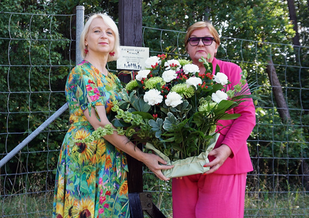 Baltijos keliui atminti - gėlės automagistralėje ir renginys Molėtuose