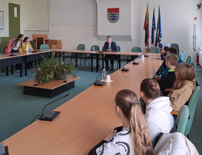 Molėtų rajono savivaldybėje lankėsi Molėtų pradinės mokyklos mokiniai