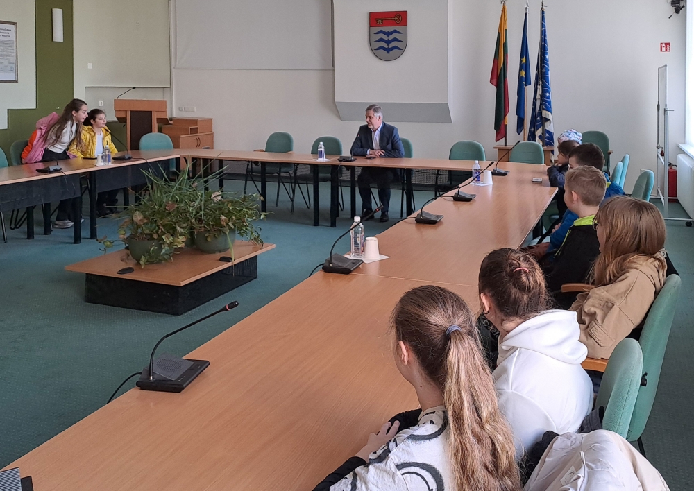 Molėtų rajono savivaldybėje lankėsi Molėtų pradinės mokyklos mokiniai