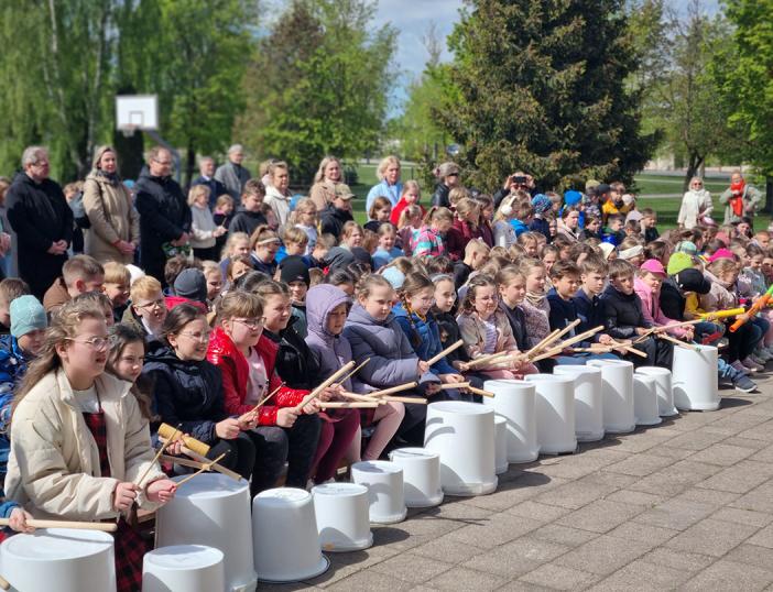 „Tūkstantmečio mokyklų“ programoje - Lietuvos nacionalinio operos ir baleto teatro dovana Molėtų krašto pradinukams