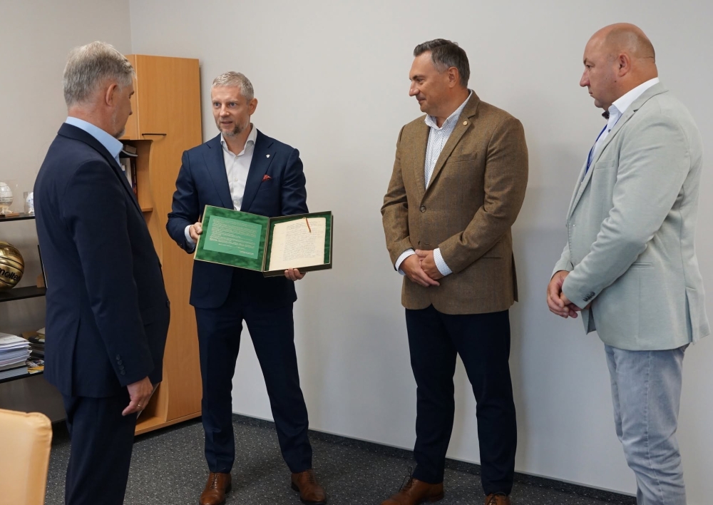Vilnius LITUA Rotary klubas Molėtų rajono savivaldybei padovanojo Kvedlinburgo analų dvilapio faksimilę