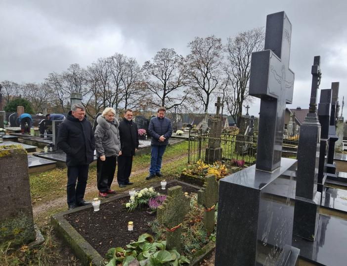 Molėtų rajono savivaldybės atstovai aplankė Molėtų rajono garbės piliečių, garbių kraštiečių kapus 