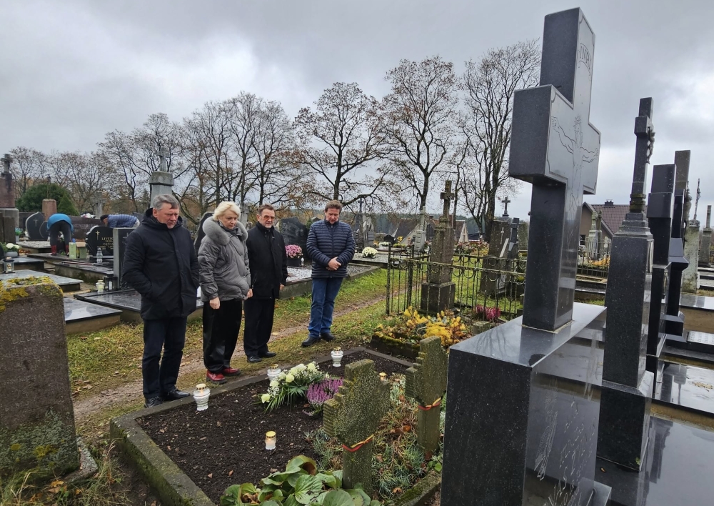 Molėtų rajono savivaldybės atstovai aplankė Molėtų rajono garbės piliečių, garbių kraštiečių kapus 