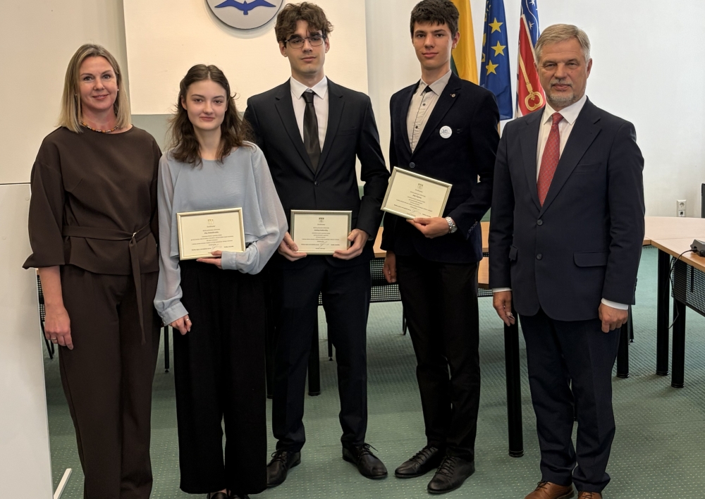 Pagerbti aukščiausių valstybinių brandos egzaminų įvertinimų sulaukę Molėtų rajono abiturientai