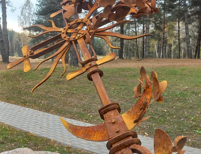 Molėtų Naujosiose kapinėse įrengta meninė instaliacija, simbolizuojanti viltį ir atminimą