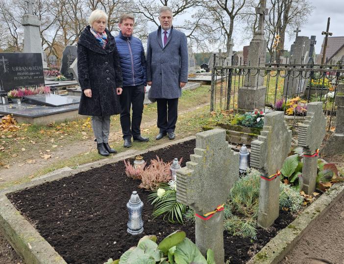 Molėtų rajono savivaldybės atstovai aplankė Molėtų kapinėse palaidotus Molėtų rajono garbės piliečių, garbių kraštiečių kapus