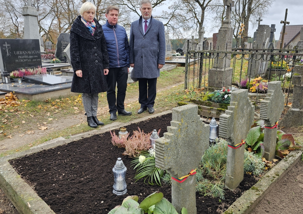 Molėtų rajono savivaldybės atstovai aplankė Molėtų kapinėse palaidotus Molėtų rajono garbės piliečių, garbių kraštiečių kapus