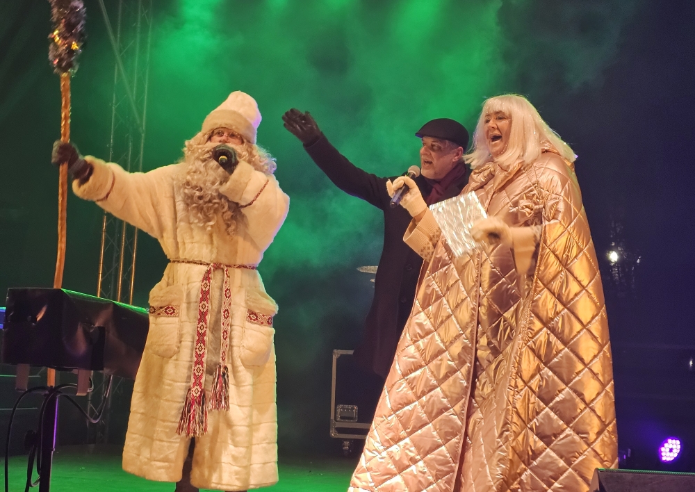 Penktadienio vakarą Molėtuose įžiebta Kalėdų eglė