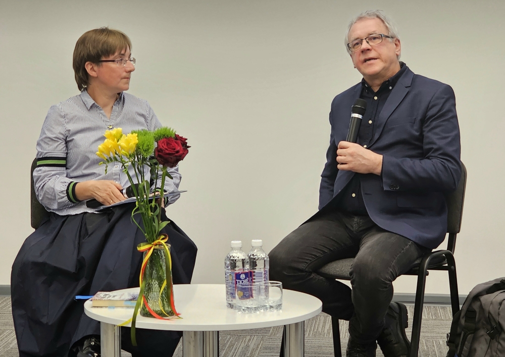 Kūrybos vakaro metu poetui, prozininkui, kraštiečiui, Lietuvos nacionalinės kultūros ir meno premijos laureatui Alvydui Šlepikui įteiktas Molėtų rajono savivaldybės padėkos ženklas