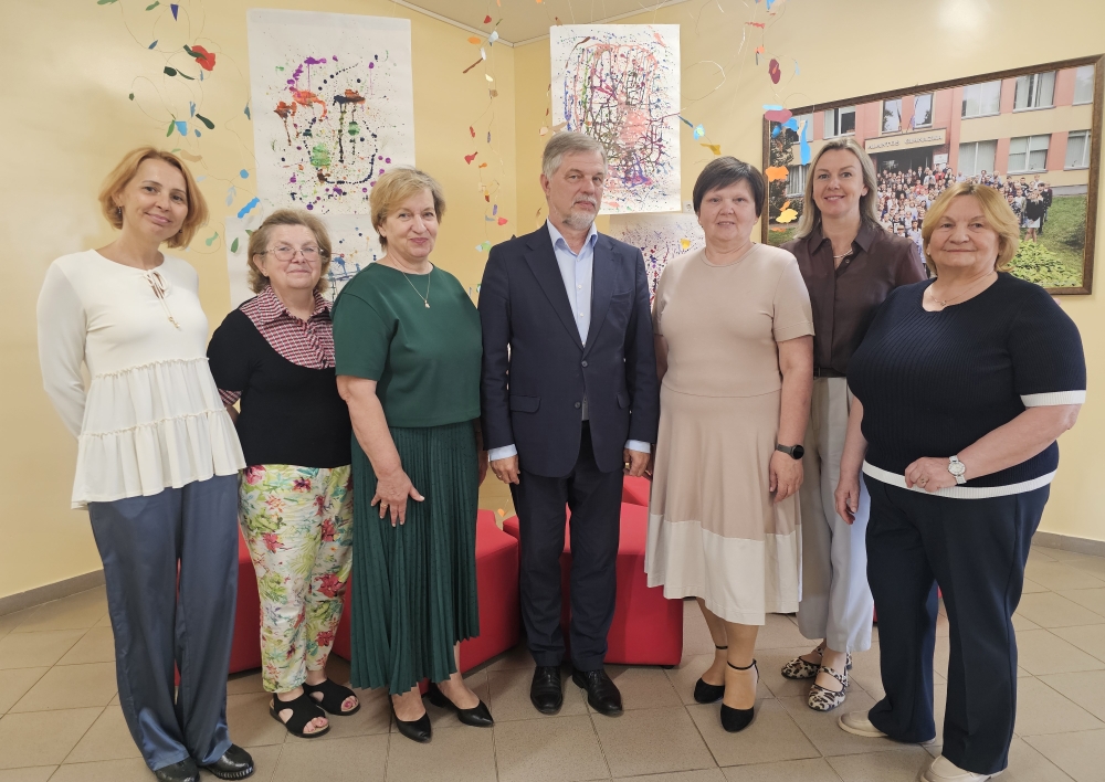 Molėtų rajono Alantos gimnazijos direktorė Dalia Skebienė pasveikinta gražaus jubiliejaus proga