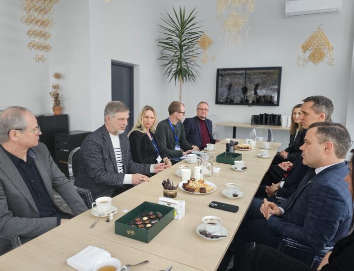 Kaišiadorių rajono savivaldybės delegacija Molėtuose sėmėsi praktinės patirties muziejaus ekspozicijos įrengimo ir su tuo susijusių viešųjų pirkimų klausimais