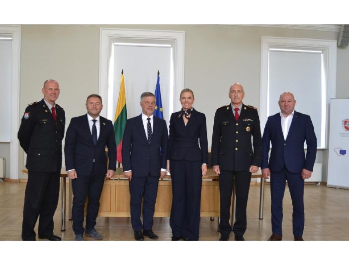 Pasirašyta trišalė sutartis dėl pilotinio priešgaisrinės saugos modelio Molėtų rajone