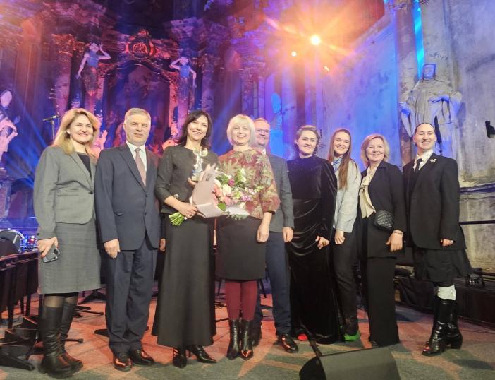 Molėtų kultūros centro direktorei įteiktas „Auksinis Feniksas“