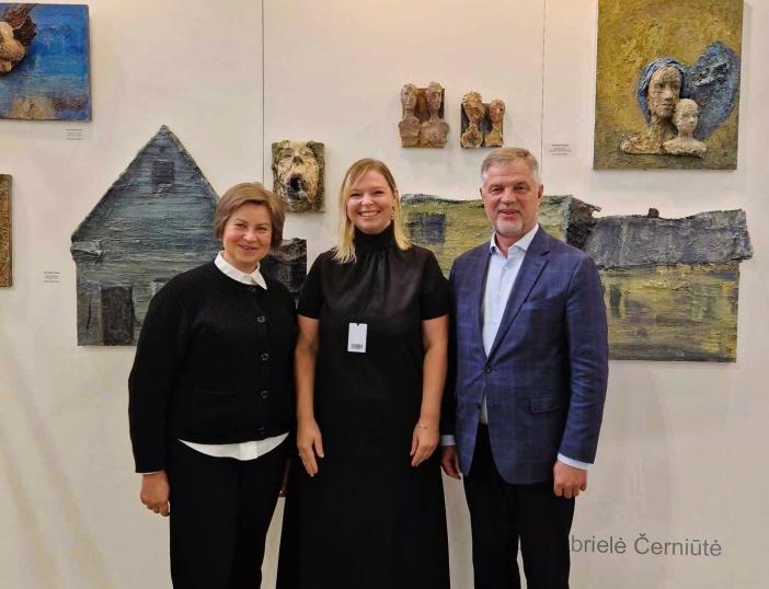 Molėtų rajono meras lankėsi tarptautinėje šiuolaikinio meno mugėje, kurioje viena iš meno galerijų - Molėtų dailės galerija