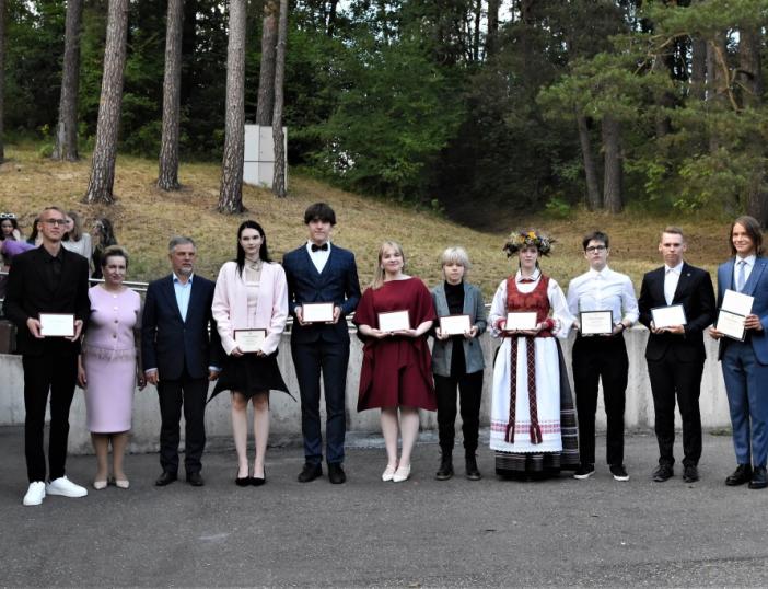Rajono abiturientai atsisveikino su gimnazijomis