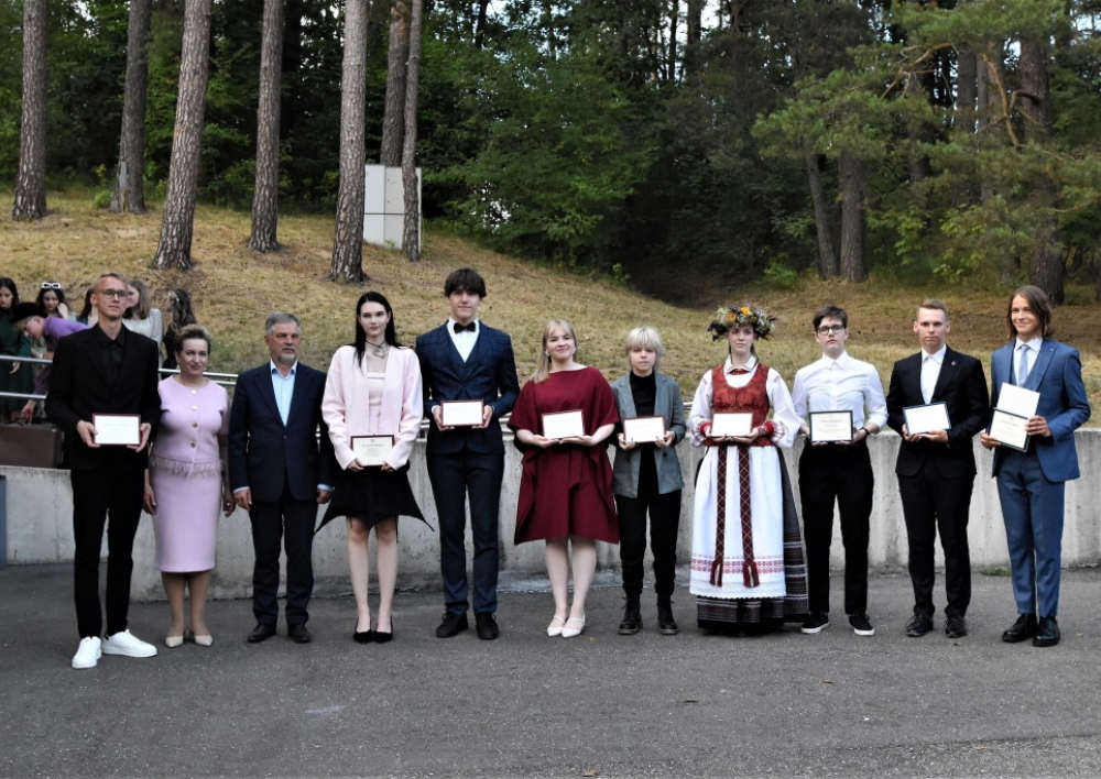 Rajono abiturientai atsisveikino su gimnazijomis