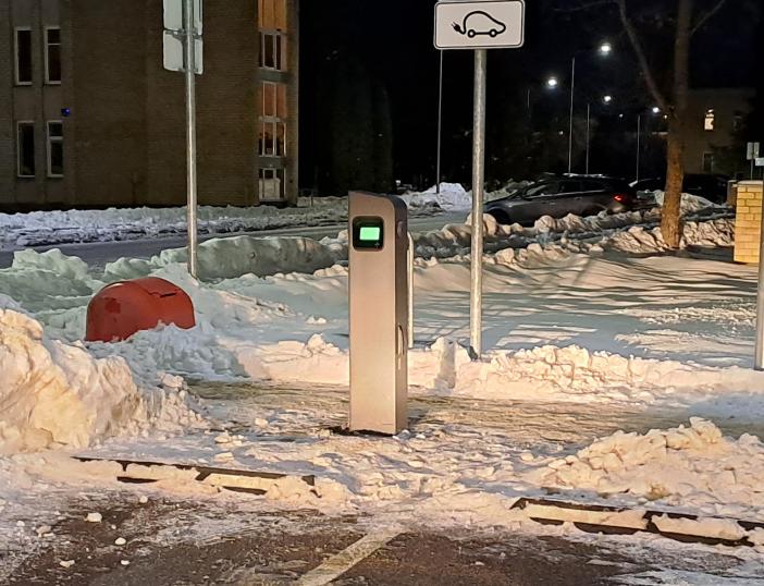 Molėtuose atnaujinta automobilių krovimo stotelė