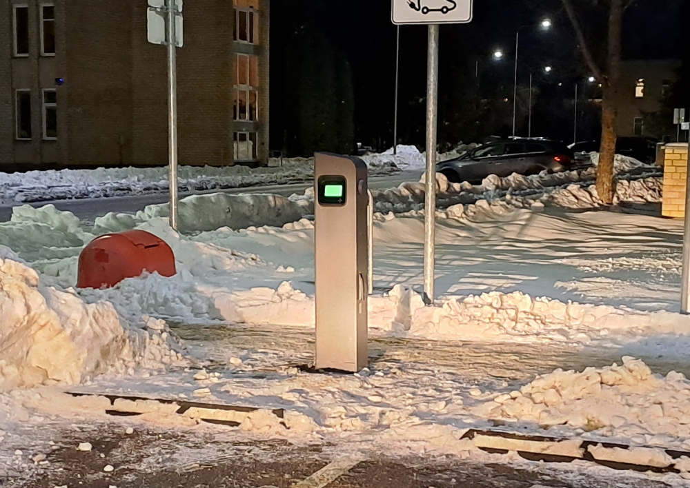 Molėtuose atnaujinta automobilių krovimo stotelė