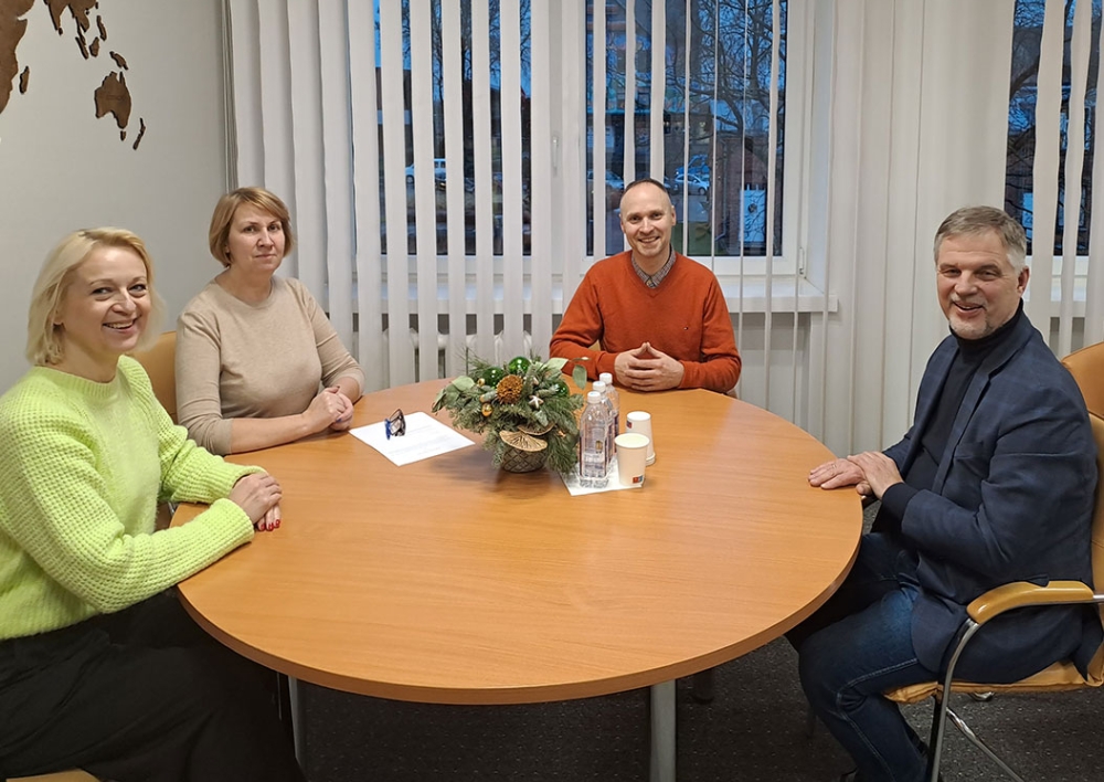 Padėkos ir gerumo vakaro aukos perduotos sergančios mergaitės šeimai