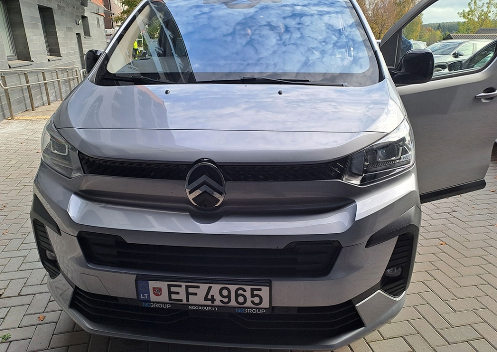 Dar vienas elektromobilis kelionę pradėjo savivaldybės kieme, šį kartą į  Balninkus