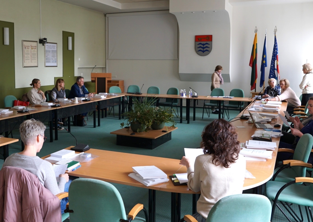 Balandžio 5 d. pateikti rinkimų apylinkių komisijų pirmininkų rašytiniai pasižadėjimai bei aptarti artimiausi komisijų darbai