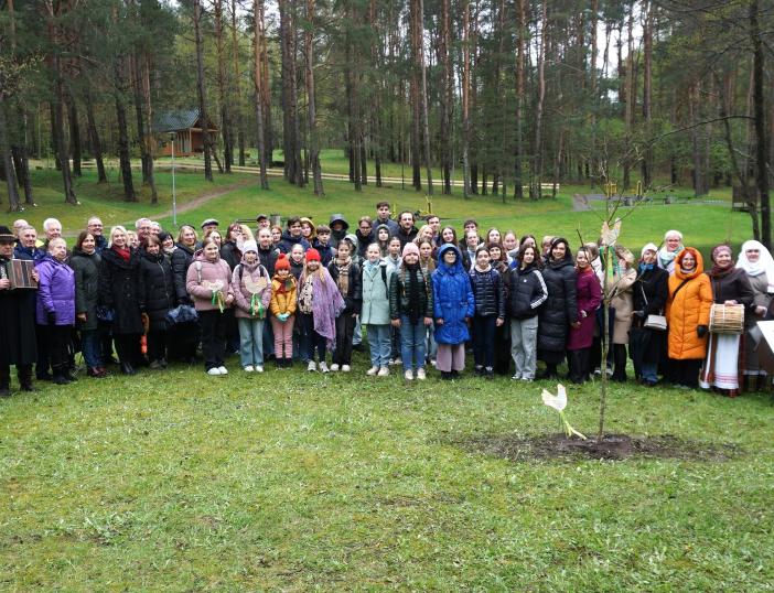 Molėtų vasaros estradoje vyko ąžuoliuko sodinimo akcija, skirta dainų šventės šimtmečiui įprasminti