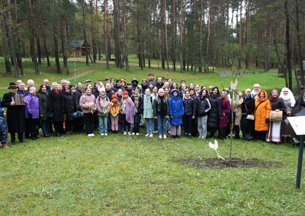 Molėtų vasaros estradoje vyko ąžuoliuko sodinimo akcija, skirta dainų šventės šimtmečiui įprasminti