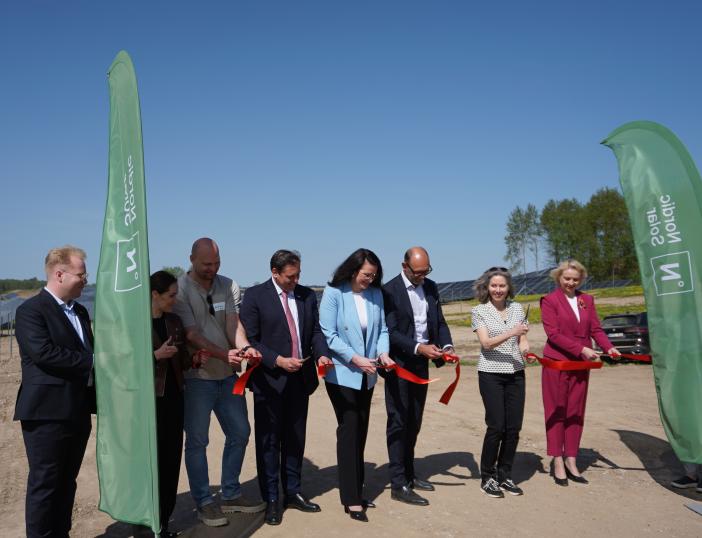 Molėtų rajone atidarytas didžiausias Lietuvoje saulės energijos parkas