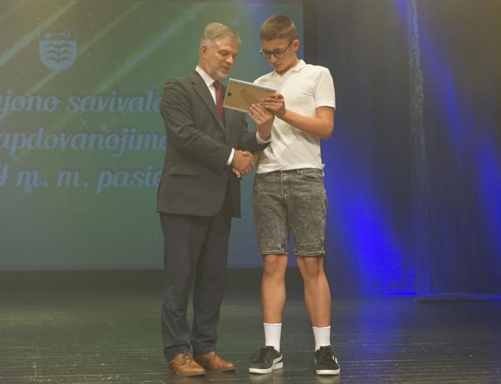 Už aukštus akademinius, meninius ir sportinius pasiekimus apdovanoti mokiniai