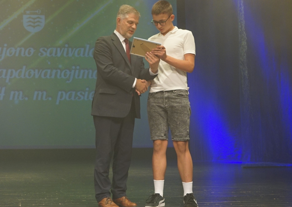 Už aukštus akademinius, meninius ir sportinius pasiekimus apdovanoti mokiniai