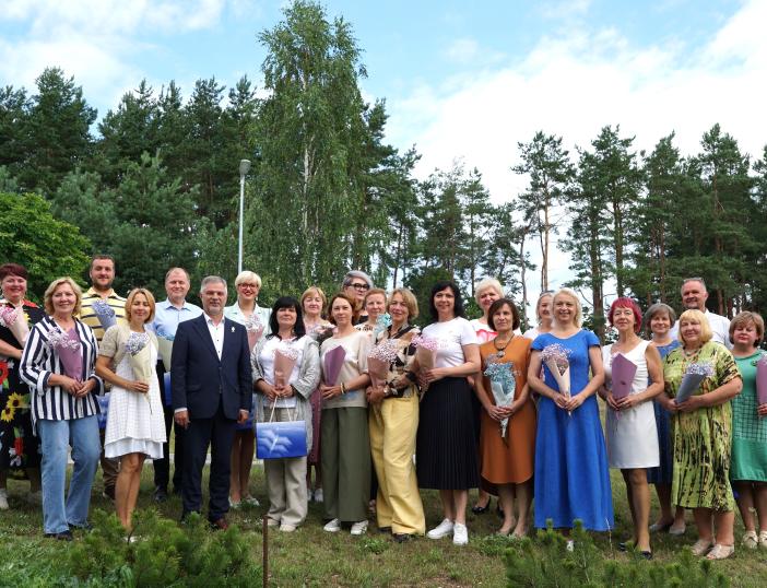Padėkota prisidėjusiems prie Dainų šventės organizavimo, Dainų šventėje dalyvavusių meno kolektyvų vadovams, Liaudies dailės parodos dalyviams