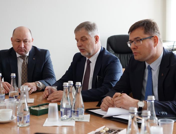 Savivaldybėje lankėsi Seimo nariai, vyko iškilminga NATO vėliavos pakėlimo ceremonija