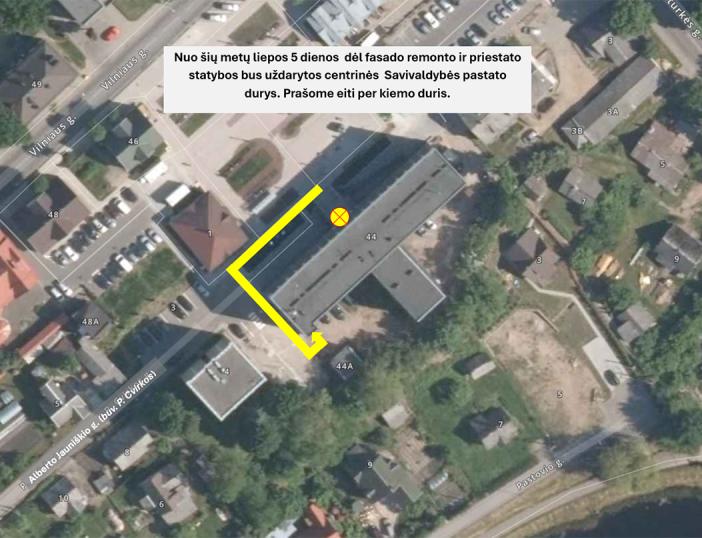 Nuo liepos 5 d. į savivaldybę prašome eiti per kiemo duris