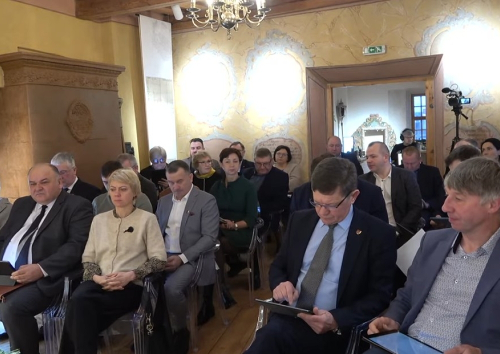 Gruodžio 17 d. vykusio posėdžio metu Molėtų rajono savivaldybės taryba apsvarstė 11 klausimų