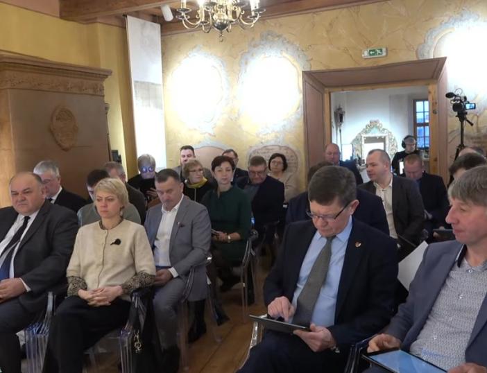 Gruodžio 17 d. vykusio posėdžio metu Molėtų rajono savivaldybės taryba apsvarstė 11 klausimų