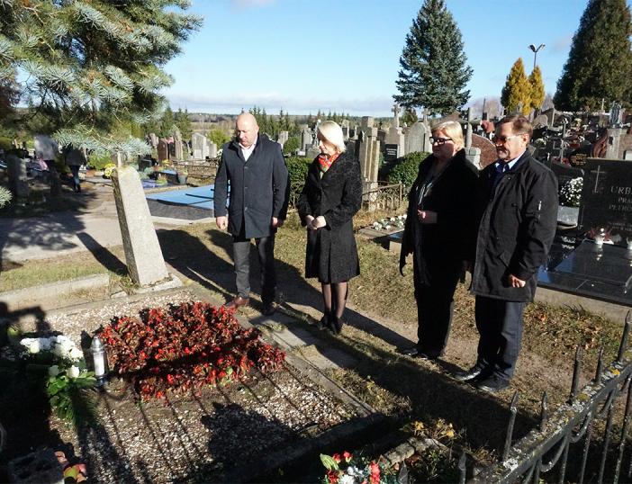 Prieš vėlines - Molėtų vadovų pagarba į Anapilį išėjusiems molėtiškiams