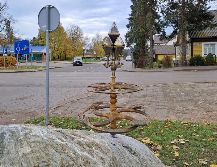Molėtus papuošė skulptūra „Verpstė“
